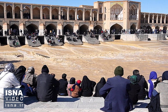 ویدیو/ جاری شدن آب در رودخانه خشک زاینده رود