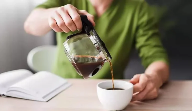 خوردن قهوه بعد از کاشت مو ضرر دارد