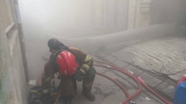 نجات ۱۰ تن از میان دود آتش‌سوزی در یک ساختمان تجاری مسکونی/ ۳ آتش‌نشان مصدوم شدند